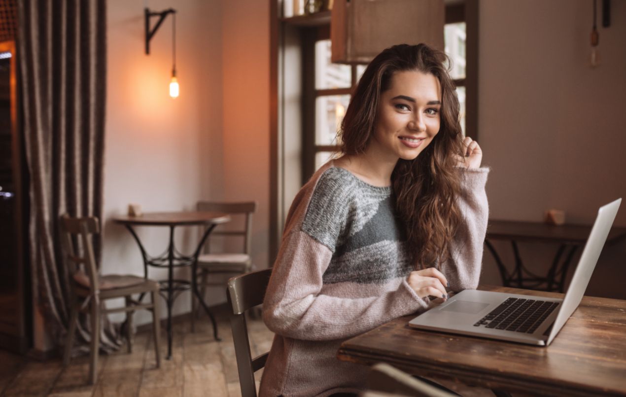 Cite Smiling Girl using Laptop
